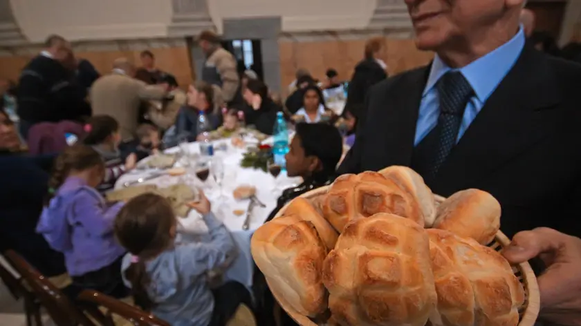 20091229 NAPOLI -SOI- PRANZO PER I POVERI ALLA CURIA DI NAPOLI - i poveri e i senza fissa dimora della citta' di Napoli, per l'ormai tradizionale pranzo di Natale nel palazzo arcivescovile , a Napoli. ANSA/CESARE ABBATE/ ji