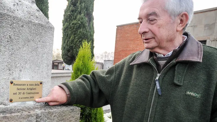Battaglia Terme (PD), 03.11.2014 Bruno Savin, ex sindaco, ha compiuto una ricerca sui caduti della Grande Guerra. ph. Zangirolami. Nella foto: Savin indica la targa del restaur odel monumento nel 2009