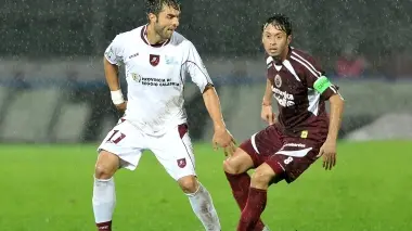 ROBERTO MUSSO Il centrocampista granata con la fascia da capitano impegnato nella partita contro la Reggina