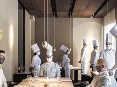 Alajmo con la sua brigata di cucina