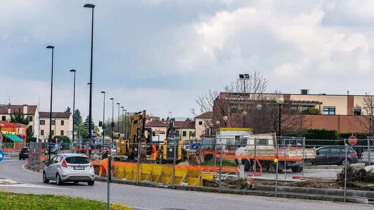 Este (PD), 6 Aprile 2018 Cantiere apertura ingresso in area ex Saffa. Nella foto: i lavori per l'apertura dell'accesso diretto dalla SR10.
