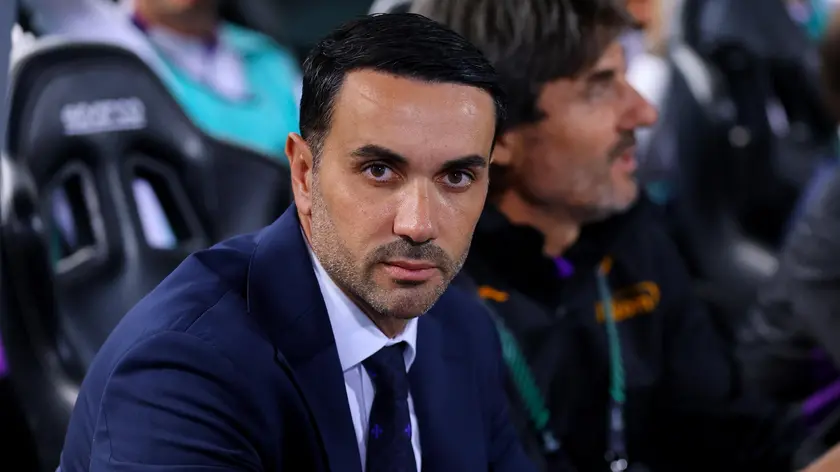epa11708338 Head coach of Fiorentina Raffaele Palladino looks on before the UEFA Conference League match between APOEL FC and ACF Fiorentina in Nicosia, Cyprus, 07 November 2024. EPA/CHARA SAVVIDOU