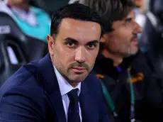 epa11708338 Head coach of Fiorentina Raffaele Palladino looks on before the UEFA Conference League match between APOEL FC and ACF Fiorentina in Nicosia, Cyprus, 07 November 2024. EPA/CHARA SAVVIDOU