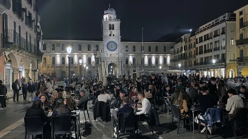 Una serata di movida in piazza dei Signori