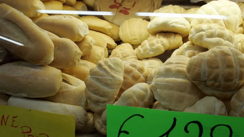 20080920 - TORINO - FIN - PREZZI: A ROMA PANE A 1 EURO/KG, ESAURITI 8 QUINTALI IN UN'ORA. Del pane in vendita in una panetteria a Porta Palazzo, oggi a Torino. ANSA/TONINO DI MARCO/DRN