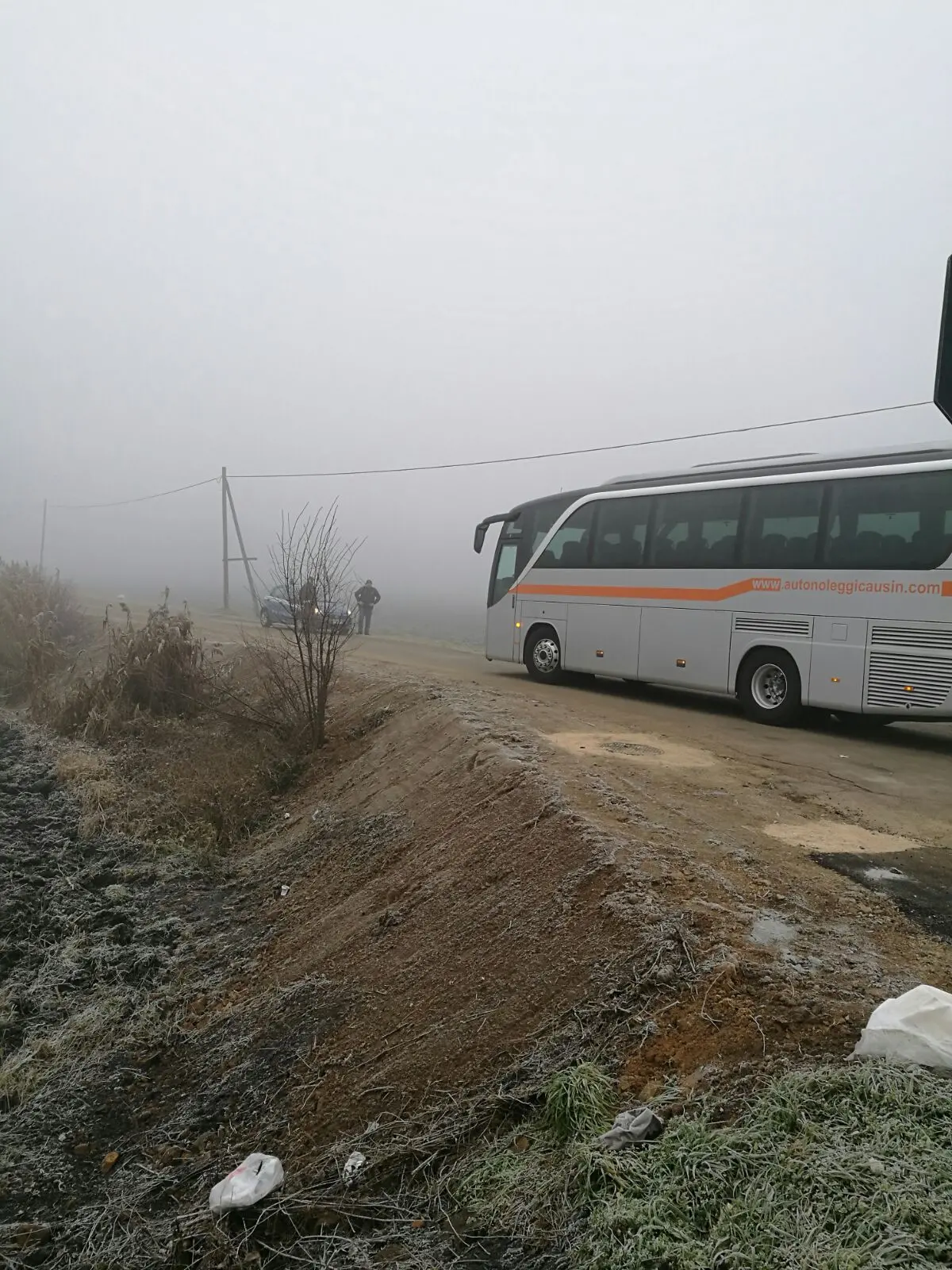 Uno dei pullman su cui sono stati trasferiti i profughi
