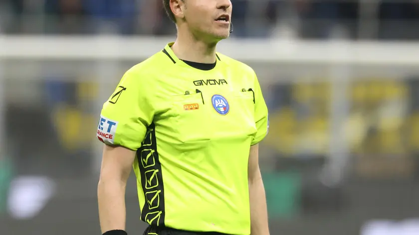 The referee La Penna reacts during the Italian serie A soccer match between Fc Inter and Napoli at Giuseppe Meazza stadium in Milan, 17 March 2024. ANSA / MATTEO BAZZI