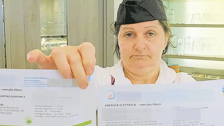 Giovanna, della pasticceria Agostini, mostra la sua bolletta “pazza” di agosto: da 4.196,31 euro a 10.932,24 euro