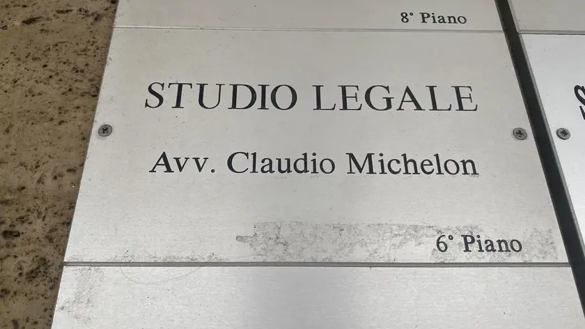 La targa dello studio dell'avvocato Claudio Michelon