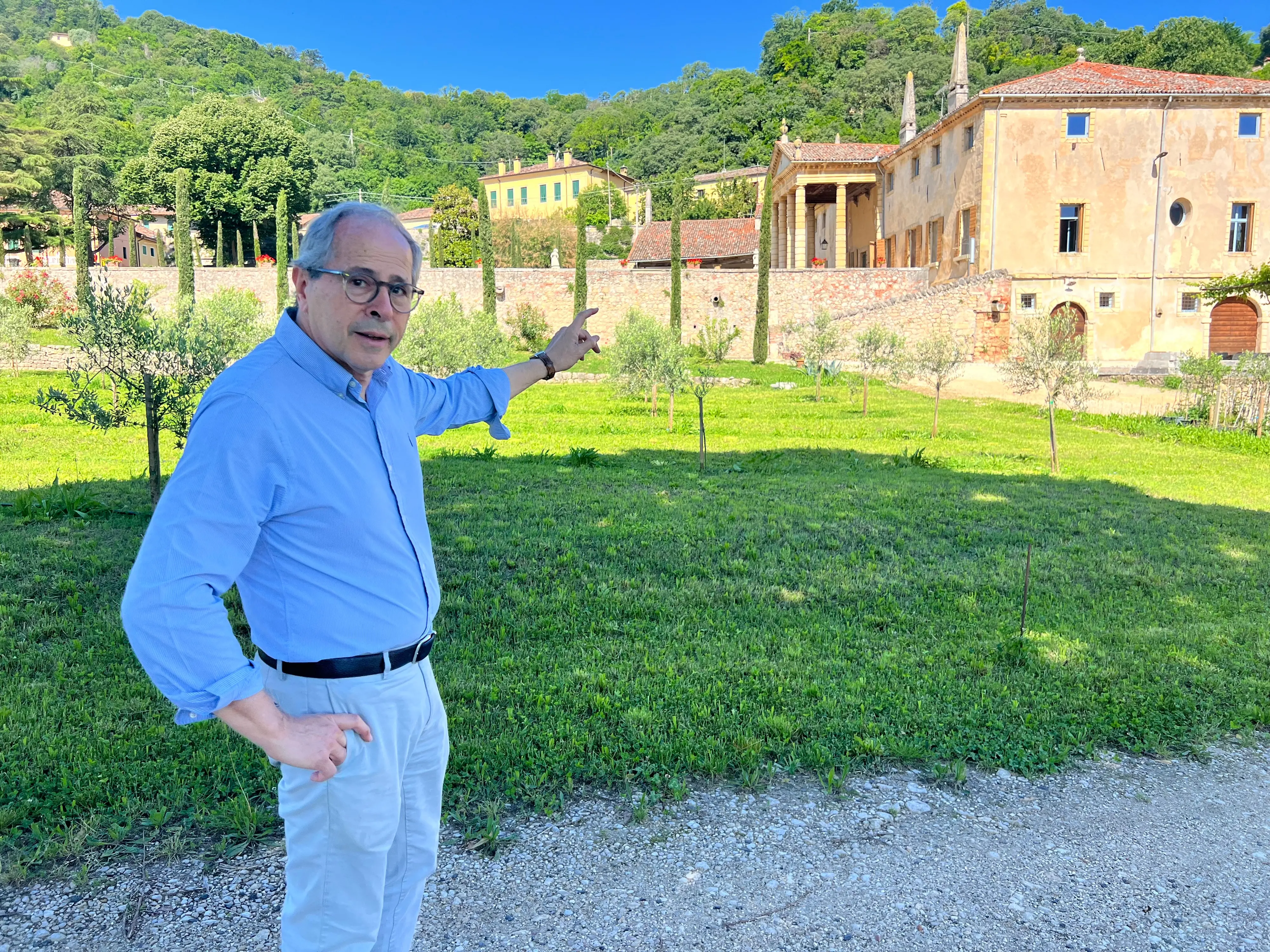 Si chiama Villa Priuli Crisanti ed è la nuova dimora dello scienziato giunto in Veneto dall'Imperial College di Londra e divenuto famoso durante il periodo del Covid. Dopo due anni di lavori è stata ristrutturata e aperta alla comunità di Val Liona, piccolo comune ai piedi dei colli Berici. Il Fai l'ha inserita nel percorso delle visite, come pure l'associazione Dimore storiche italiane (foto Enrico Ferro).