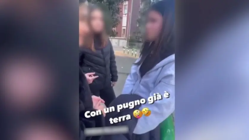 Un fermo immagine del video postato dalle bulle
