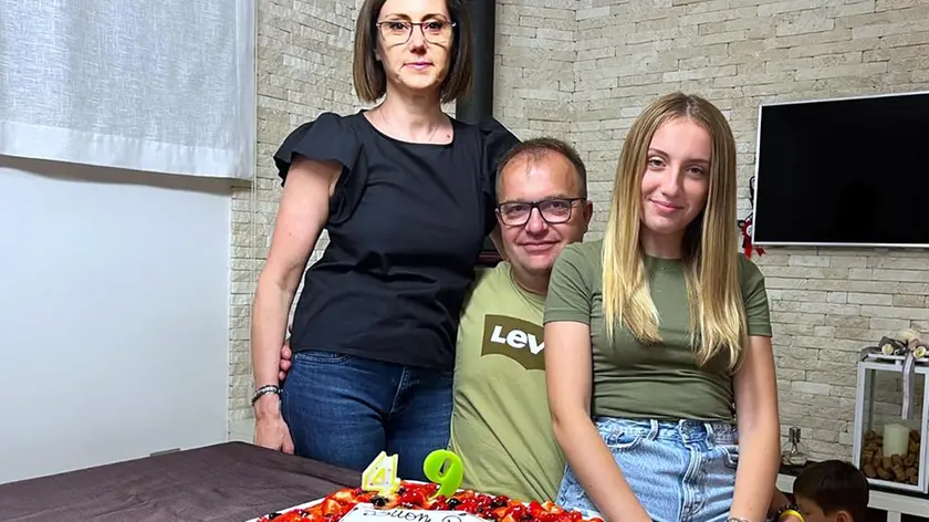 Arianna Cuccato assieme ai genitori in un momento felice per il compleanno del papà