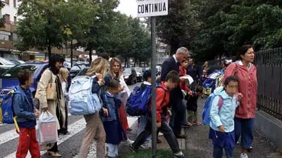 Treviso 20030910 PRIMO GIORNO DI SCUOLA SIMBOLO GENITORI ALUNNI SCOLARI (FOTOFILM/FotoFilm)