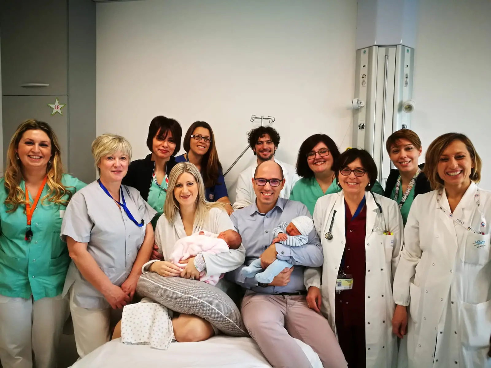Sole e Tommaso con mamma, papà e l'equipe di Ostetricia di Schiavonia