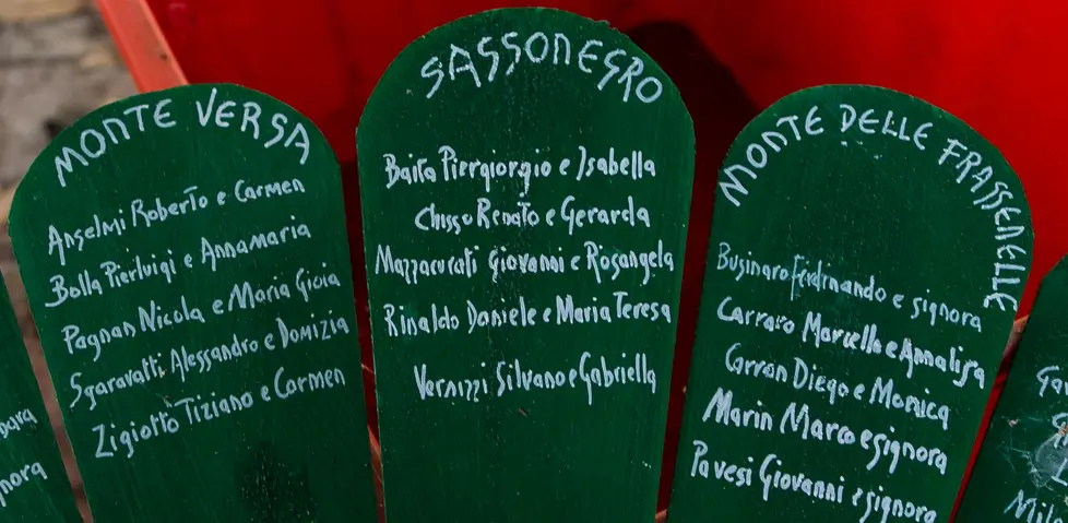 Cinto Euganeo (PD), 16 novembre 2017. IDegrado a villa Rodella, ex abitazione del governatore del Veneto Giancarlo Galan. Nella foto: nomi dei principali accusatori di Galan nel segnaposto delle nozze ancora visibile nel gazebo del parco.