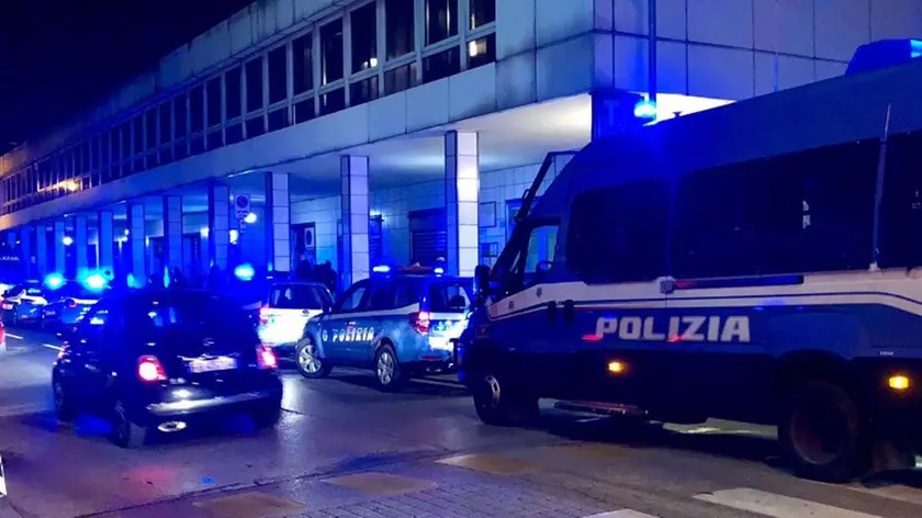 I mezzi di Polizia alla stazione di Padova nel corso dell'operazione