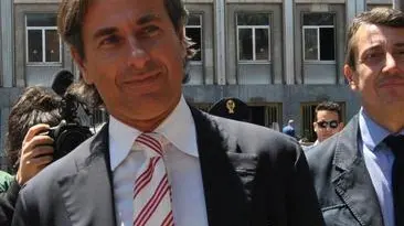 Gianluca Paparesta (C) all'esterno del tribunale al termine dell'asta per la società Fc Bari 1908. L'ex arbitro si è aggiudicato l'asta per l'acquisto del ramo sportivo della fallita As Bari, per 4,8 milioni, Bari, 20 maggio 2014. ANSA/LUCA TURI
