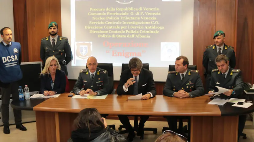 GIORNALISTA: Furlan AGENZIA FOTO: Candussi LUOGO: Guardia di Finanza Mestre DESCRIZIONE: conf. stampa di presentazione dell'operazione Emigma che ha portato all'arresto di un gruppo di Albanesi per spaccio di droga