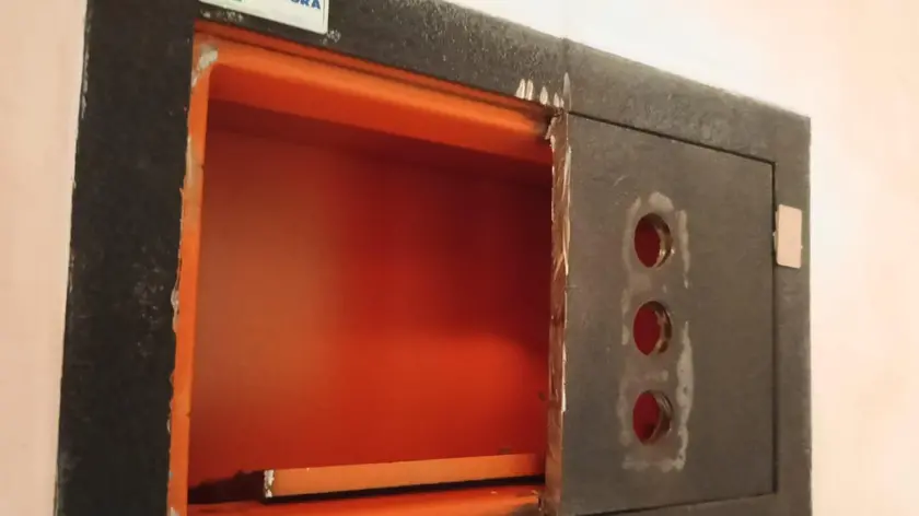 La cassaforte sventrata con flessibile e levarino