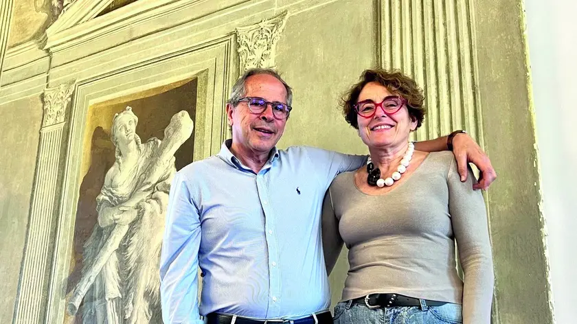 Andrea Crisanti e la moglie nella loro villa veneta