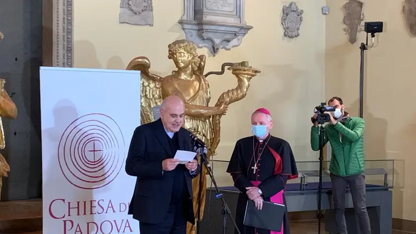 Don Giampaolo Dianin con il vescovo Cipolla durante l'annuncio