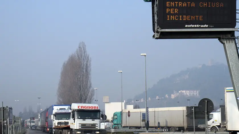 Belluco Disagi in via Orti a Monselice per chiusura casello Autostrada. Nella foto: traffico congestionato. ph. Zangirolami chiusura casello Monselice e traffico in tilt