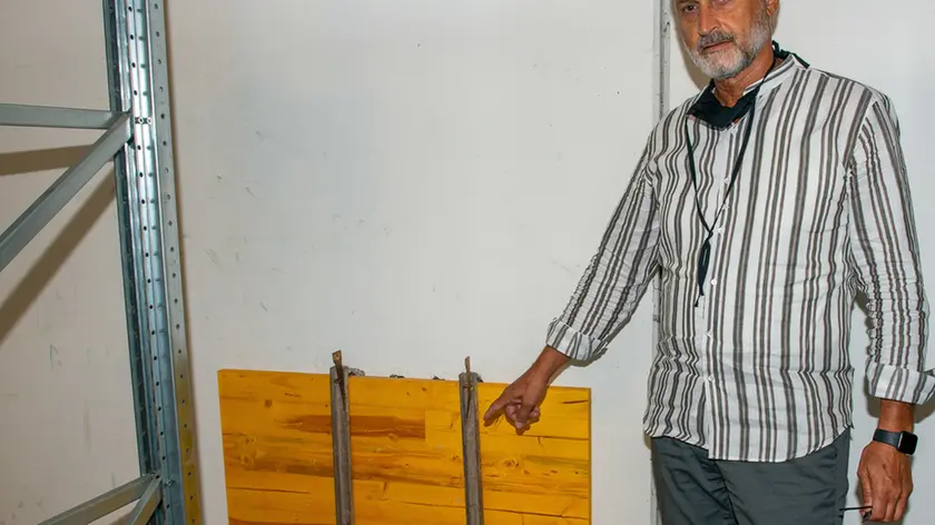 Conselve (PD) 18 settembre 2020. Luciano Buson, titolare della "Clini Lab" in via Seconda Strada a COnselve, subisce furto di 6 milioni di guanti. Nella foto: Buson indica il buco appena chiuso