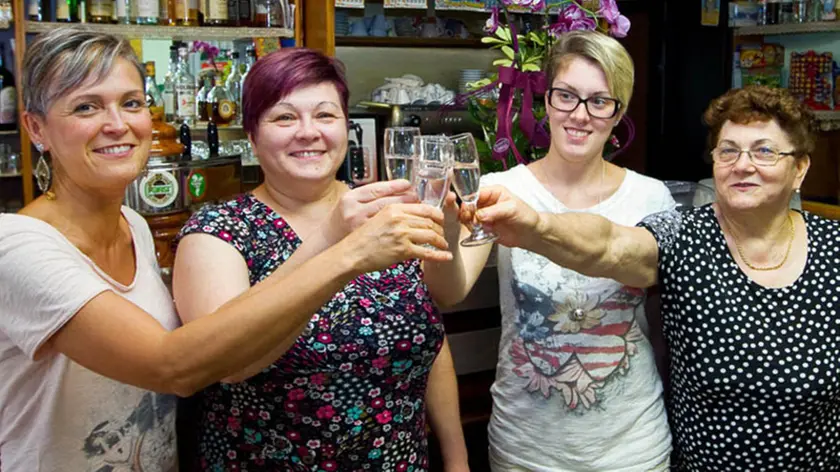 POLETTO TRETTORIA AL CAMPANELLO SAN GIORGIO IN BRENTA da sx NOVELLA, DONATELLA, ANGELICA, E MARISA