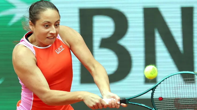 epa11385262 Elisabetta Cocciaretto of Italy in action during her Women's Singles 4th round match against Coco Gauff of the United States during the French Open Grand Slam tennis tournament at Roland Garros in Paris, France, 02 June 2024. EPA/TERESA SUAREZ