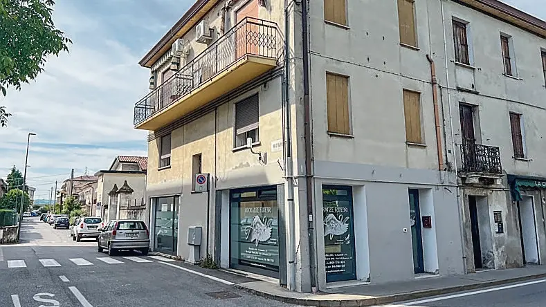 Il condominio di Monselice dove abitava l'anziana precipitata dal balcone del secondo piano