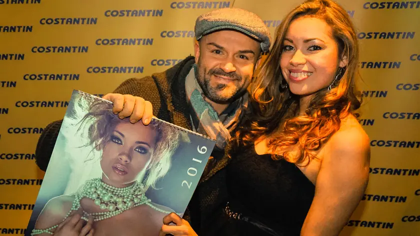 BELLUCO Montagnana (PD), 19.12.2015 Presentazione calendario della sexy barista Sandra Gomez al bar Fly PH. ZANGIROLAMI Nella foto: Sandra con il calendario e i fans