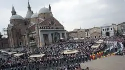 FESTA DI SANT'ANTONIO - SANTO DUEMILADIECI. in foto la processione davanti alla basilica