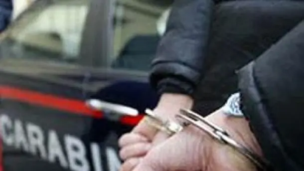 Il messaggio è pronto per l'invio con i seguenti file o collegamenti allegati: Arresto.jpg images.jpg 3.jpg carabinieri_arresto.jpg Nota: per proteggere il computer dai virus, le applicazioni di posta elettronica impediscono l'invio o la ricezione di alcuni tipi di allegati. Per determinare la modalità di gestione degli allegati, controllare le impostazioni di protezione della posta elettronica. - Un arresto dei carabinieri