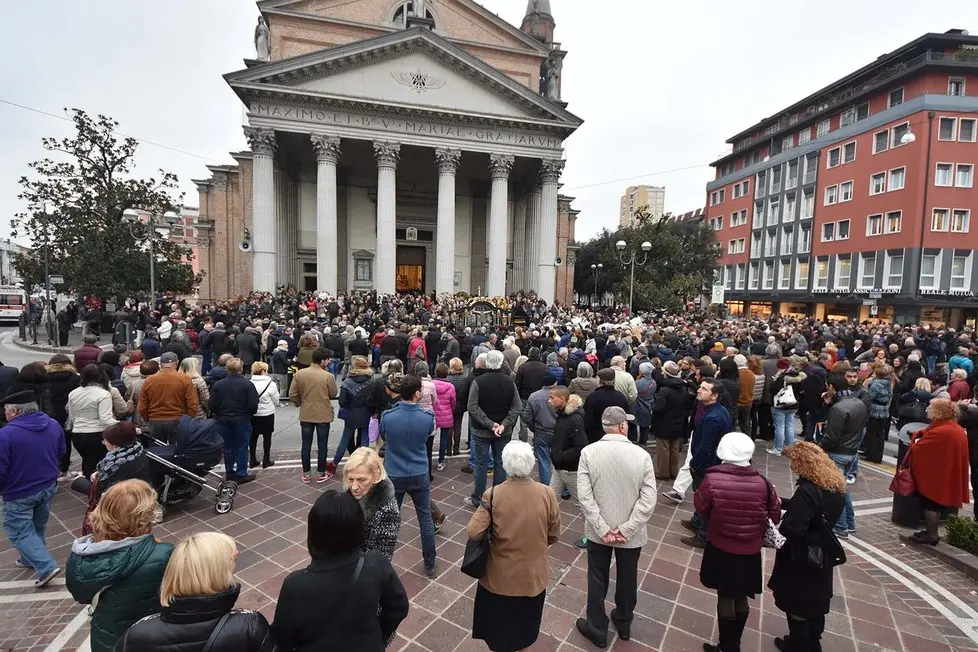 DINELLO - DINO TOMMASELLA - SAN DONA' DI PIAVE - FUNERALE MORIA ORFEI- LA GENTE IN PIAZZA E LUNGO LE STRADE
