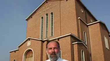 INSULTI E SOLIDARIETA’ Don Franco davanti alla chiesa di Mandriola
