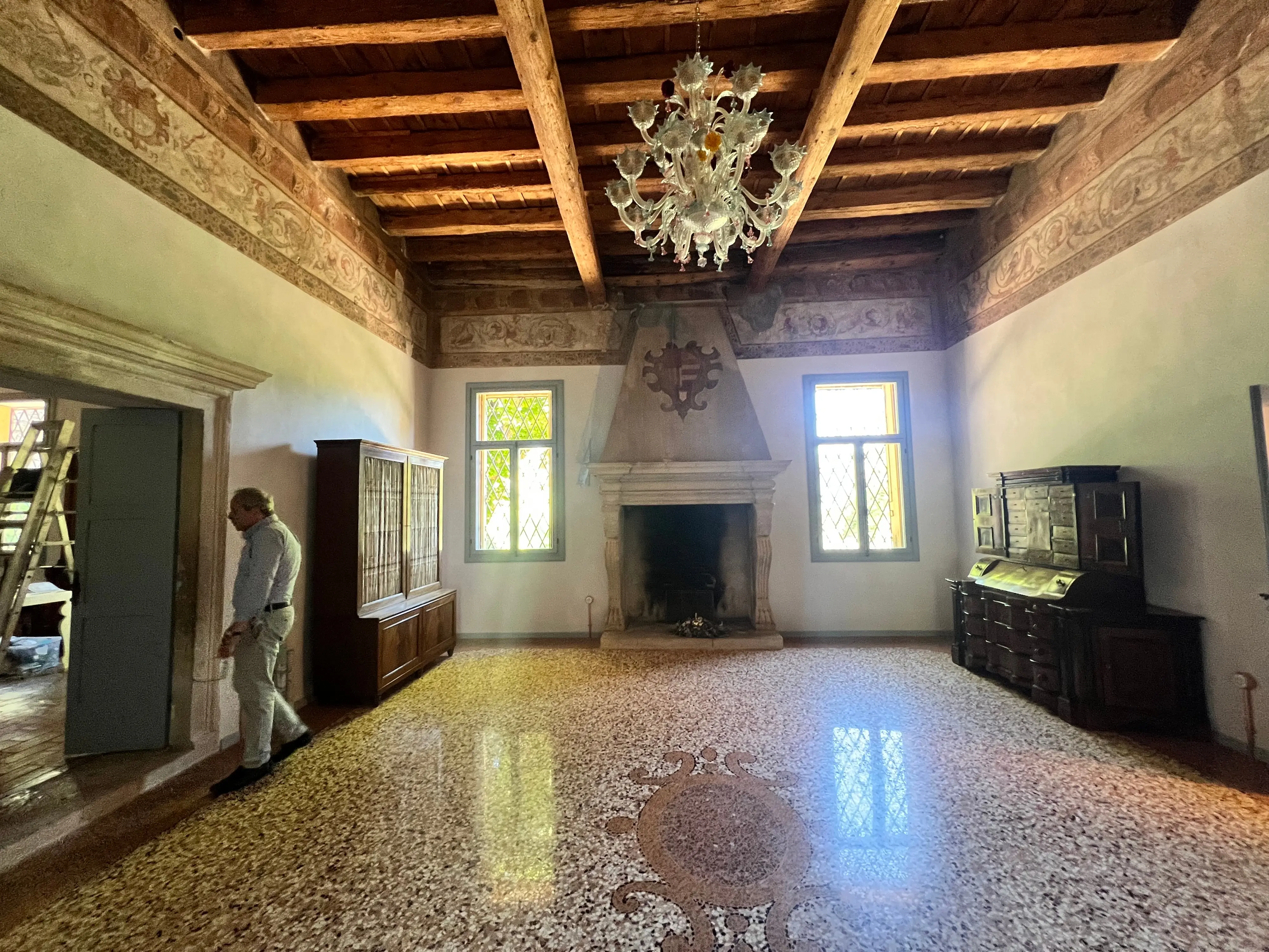 Si chiama Villa Priuli Crisanti ed è la nuova dimora dello scienziato giunto in Veneto dall'Imperial College di Londra e divenuto famoso durante il periodo del Covid. Dopo due anni di lavori è stata ristrutturata e aperta alla comunità di Val Liona, piccolo comune ai piedi dei colli Berici. Il Fai l'ha inserita nel percorso delle visite, come pure l'associazione Dimore storiche italiane (foto Enrico Ferro).