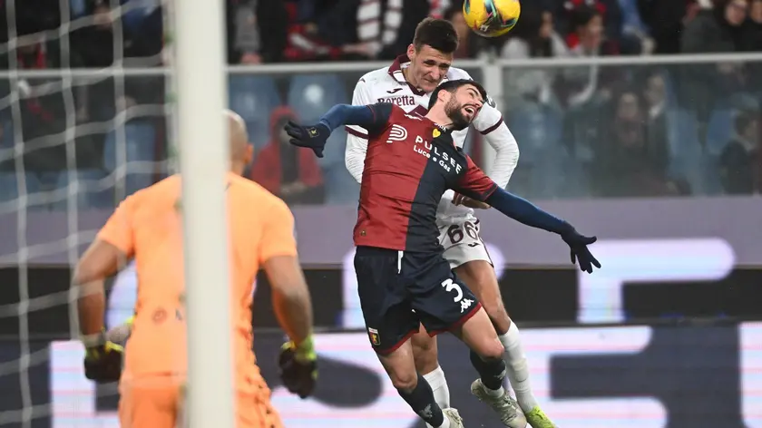 Genoa's Aaron Martin and Torino's Gvidas Gineitis in action during the Italian Serie A soccer match Genoa Cfc vs Torino Fc, at Luigi Ferraris stadium. Genoa, Italy, 07 december 2024. ANSA/LUCA ZENNARO