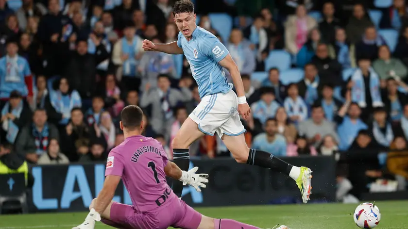 epa11343145 Celta Vigo's Jorgen Strand Larsen (R) in action against Athletic Bilbao's goalkeeper Unai Simon (L) during the Spanish LaLiga soccer match between RC Celta Vigo and Athletic Club Bilbao, in Vigo, Spain, 15 May 2024. EPA/Salvador Sas