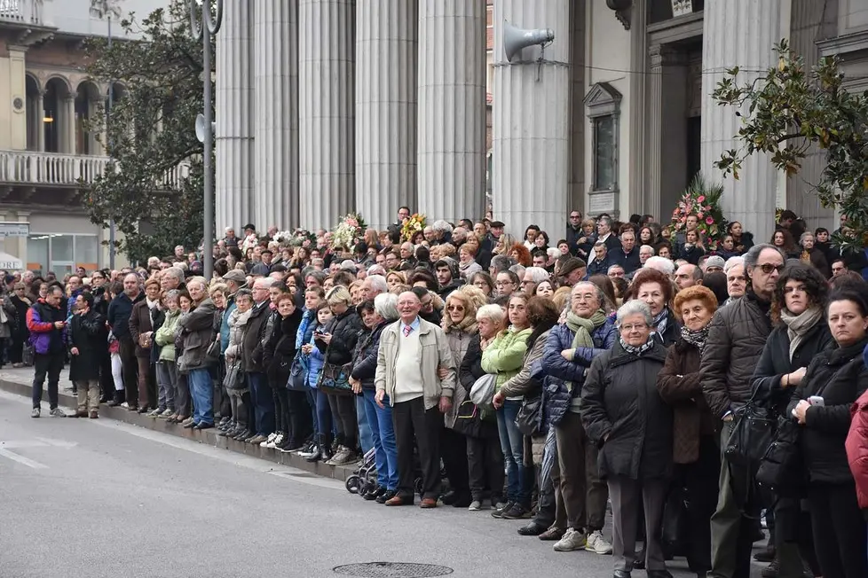 DINELLO - DINO TOMMASELLA - SAN DONA' DI PIAVE - FUNERALE MORIA ORFEI- LA GENTE IN PIAZZA E LUNGO LE STRADE
