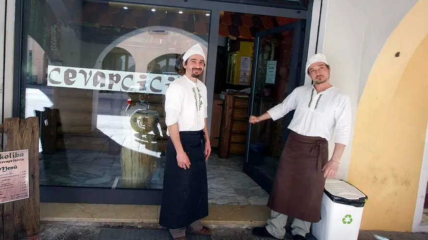 BARON - NEGOZIO DI CEVAPCICI. NIKOLA MARJANOVIC (BIONDO), ALEKSANDER MILASINOVIC (MORO)