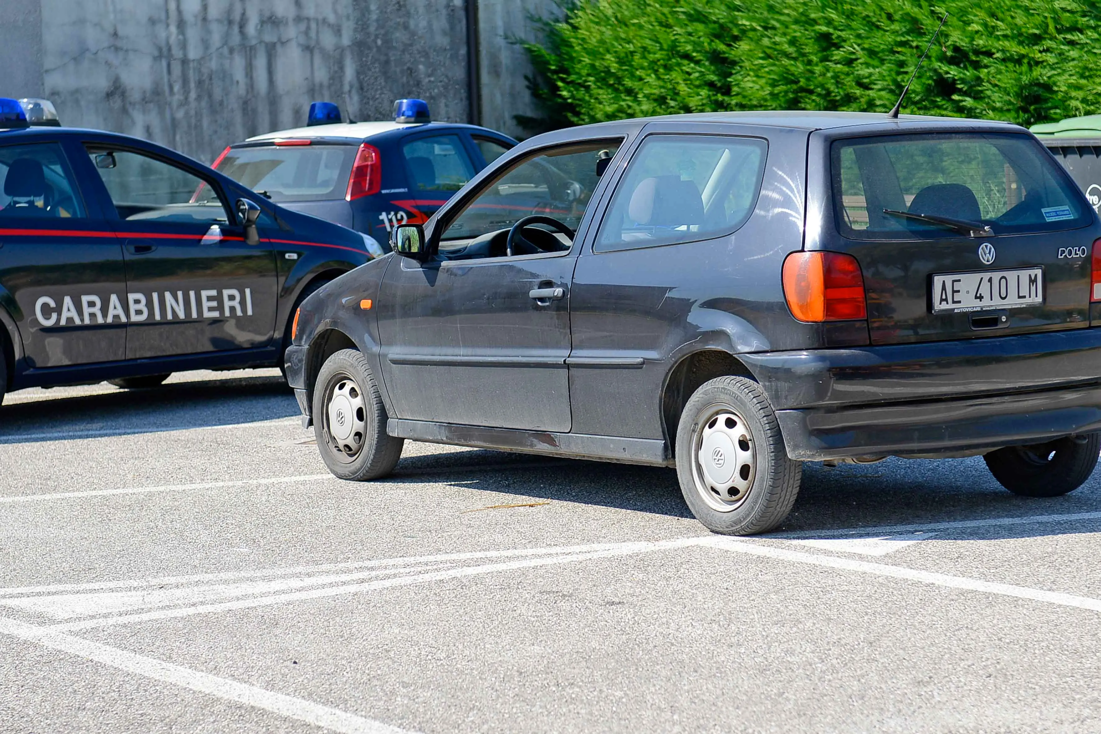 L'auto di Ernesto Gozzo parcheggiata al cimitero (foto Zangirolami)