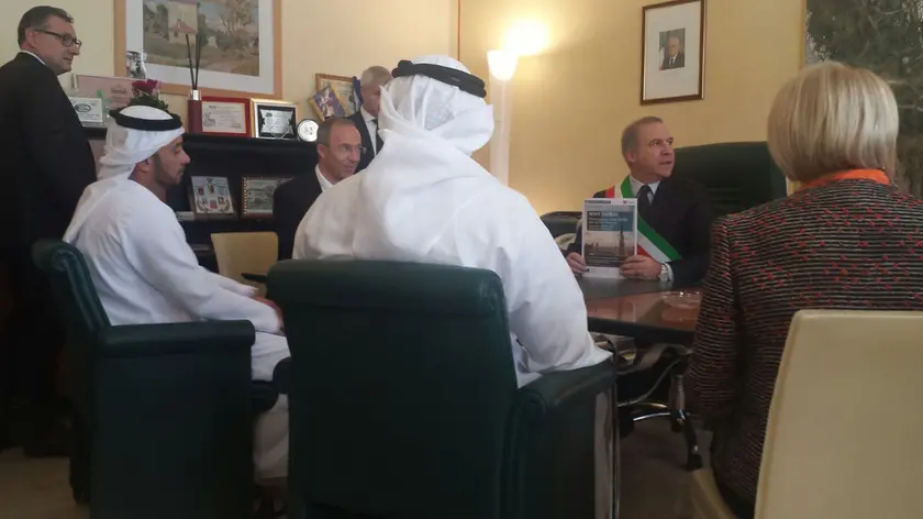 L'emiro nell'ufficio del sindaco di Santa Maria di Sala