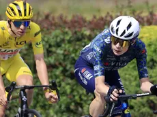 epa11476039 Yellow jersey Slovenian rider Tadej Pogacar (L) of UAE Team Emirates and Danish rider Jonas Vingegaard of Team Visma Lease a Bike in action during the 14th stage of the 2024 Tour de France cycling race over 151km from Pau to Saint-Lary-Soulan Pla d'Adet, France, 13 July 2024. EPA/GUILLAUME HORCAJUELO