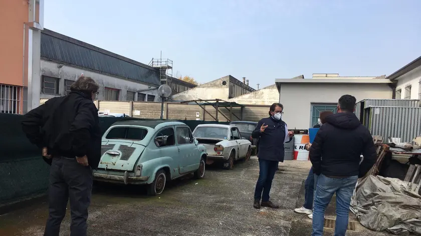 L’asta per le due vecchie Fiat trovate in via Anelli, lunedì in via Pellico