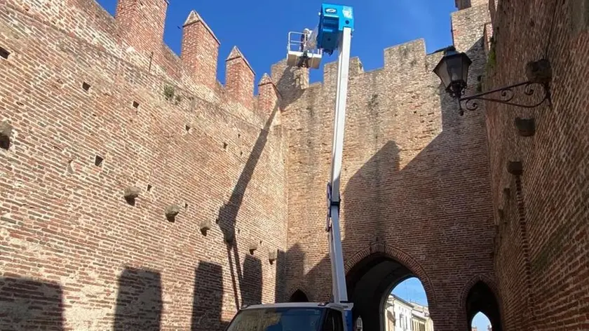 La gru che ha operato d'urgenza a Porta Vicenza dove cadevano calcinacci