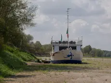 Il fiume Po in secca, in una fotografia scattata nell’estate di un anno fa. Secondo l’Anbi, dopo le piogge insistenti, la siccità è destinata a tornare