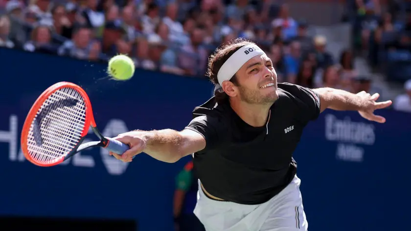 epa11582765 Taylor Fritz of USA in action during his Men Singles quarter-finals match against Alexander Zverev of Germany at the US Open tennis championships in Flushing Meadows, New York, USA, 03 September 2024. EPA/SARAH YENESEL