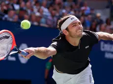 epa11582765 Taylor Fritz of USA in action during his Men Singles quarter-finals match against Alexander Zverev of Germany at the US Open tennis championships in Flushing Meadows, New York, USA, 03 September 2024. EPA/SARAH YENESEL