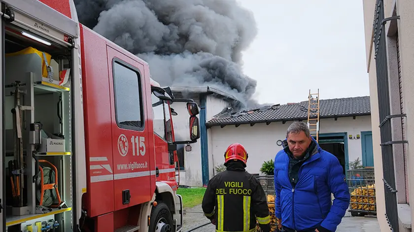 POLETTO - FOTOPIRAN - SAN PIETRO IN GU - INCENDIO DITTA ROTOGAL con la giaccablu il sig DIEGO
