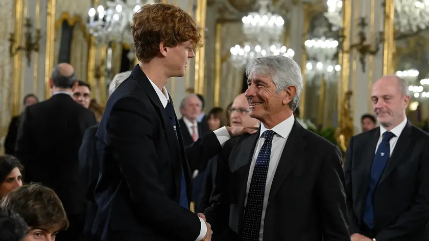 Jannik Sinner (S) con il ministro dello Sport, Andrea Abodi (D), durante l'incontro al Quirinale tra il presidente della Repubblica e gli azzurri vincitori della Coppa Davis, Roma, 1 febbraio 2024. ANSA/RICCARDO ANTIMIANI